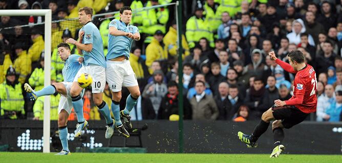 Instante en el que el delantero holandés del Manchester United marca de falta el tercer gol de su equipo ante el Manchester City