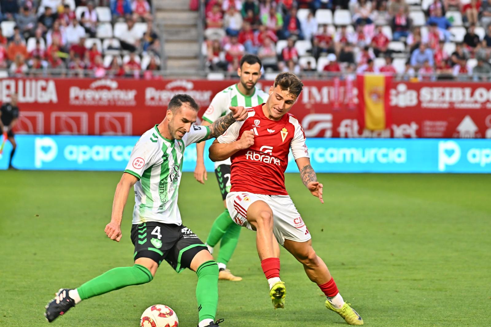 Raúl Alcaina, jugador del Real Murcia, pelea una pelota contra el Antequera en el Enrique Roca.