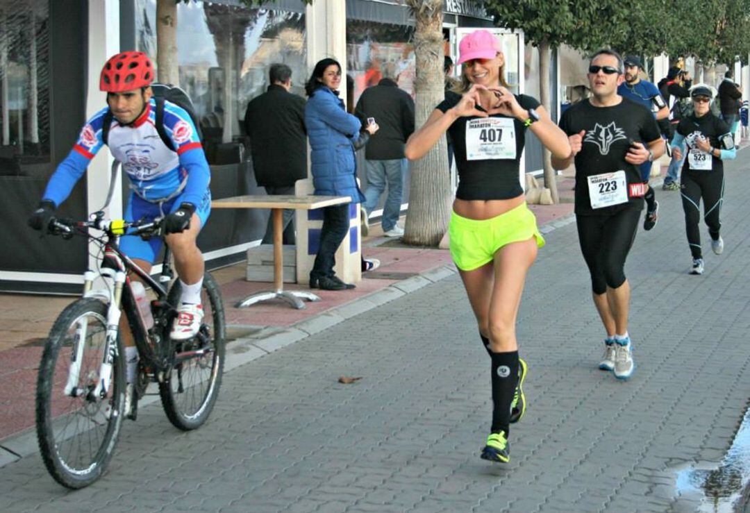 Participantes en una de las cinco ediciones anteriores de la Media Maratón del Campello