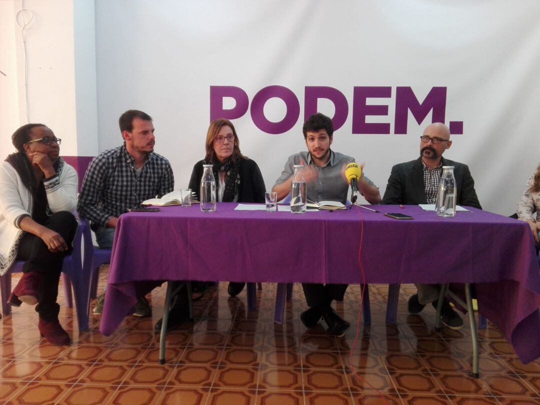 El secretario general de Podem, Antonio Estañ, (c), con Txema Guijarro (d) y María Salud Ibáñez, número 2 al Senado (i).