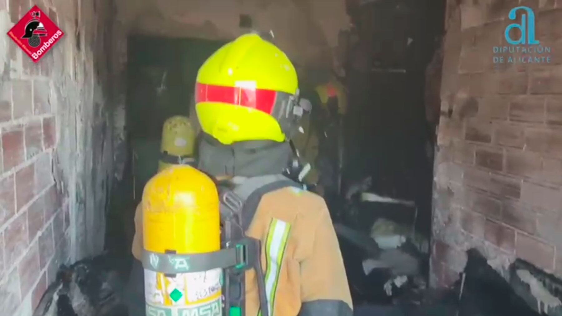 Un instante de la actuación de los bomberos en la vivienda incendiada