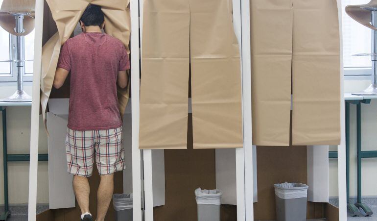 Cabinas de voto en un colegio electoral francés.