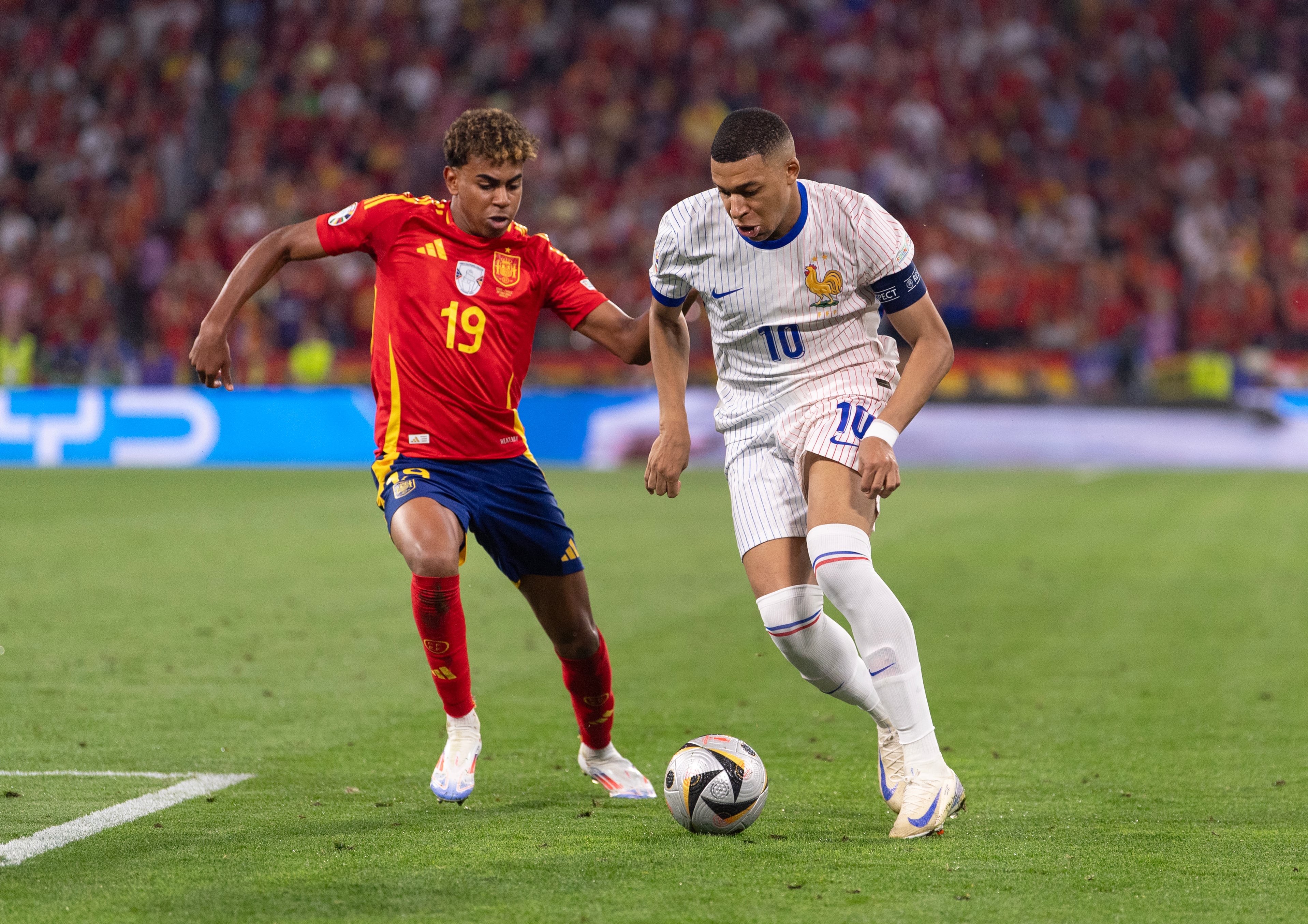 Kylian Mbappé y Lamine Yamal se miden en carrera durante un España-Francia