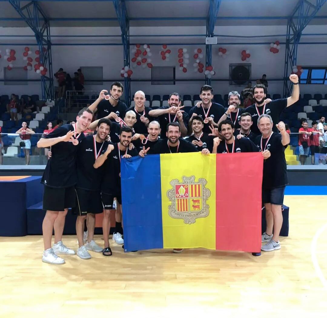 La selecció absoluta masculina celebra el bronze aconseguit a l'Europeu FIBA de petits estats el 2022.