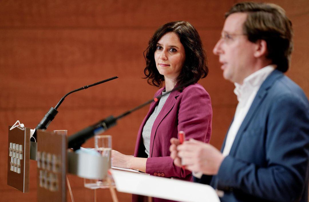 La presidenta de la Comunidad de Madrid, Isabel Díaz Ayuso, y el alcalde de Madrid, José Luis Martínez-Almeida, durante una rueda de prensa.