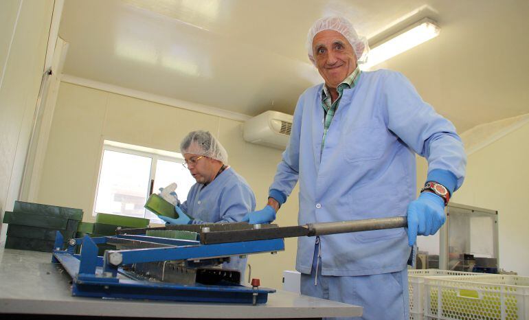 Dos internos del centro ocupacional de Asprona en León