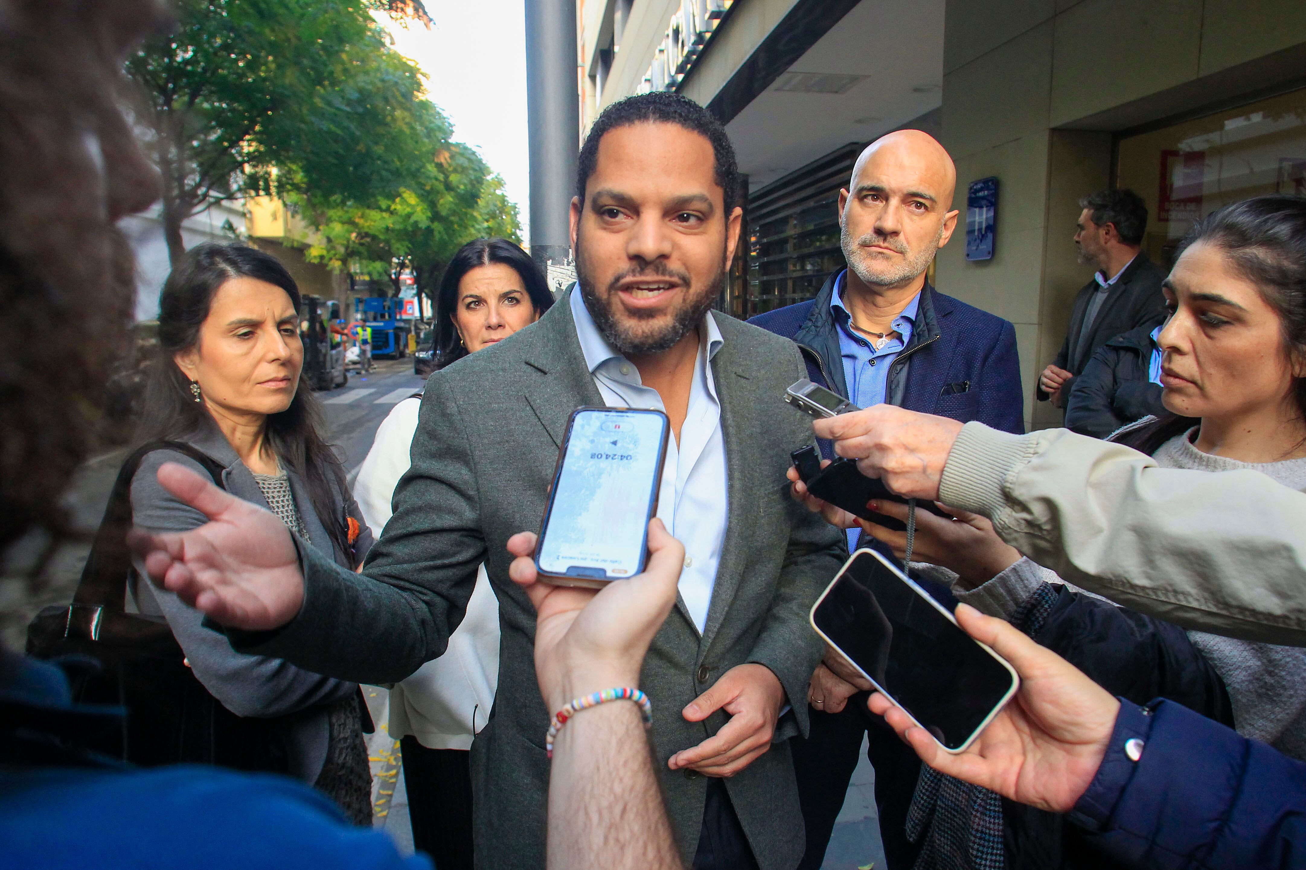 Archivo -  El secretario general de Vox, Ignacio Garriga, atiende a la prensa a su llegada a Alicante para una reunión del nuevo Consejo Ejecutivo Provincial.EFE/Morell