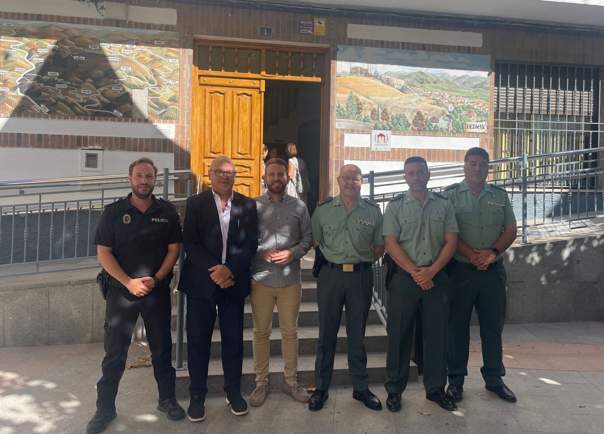 Foto de familia con  participantes en la Junta Local de Seguridad de Bedmar