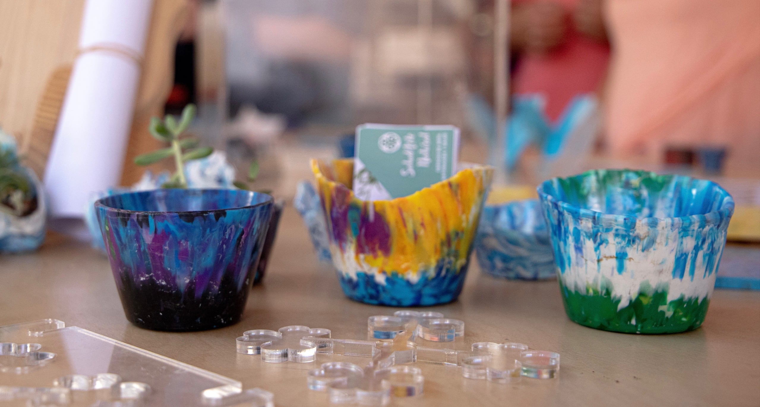 Prototipos de maceteros realizados con plástico reciclado.