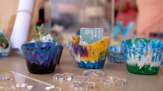 Prototipos de maceteros realizados con plástico reciclado.