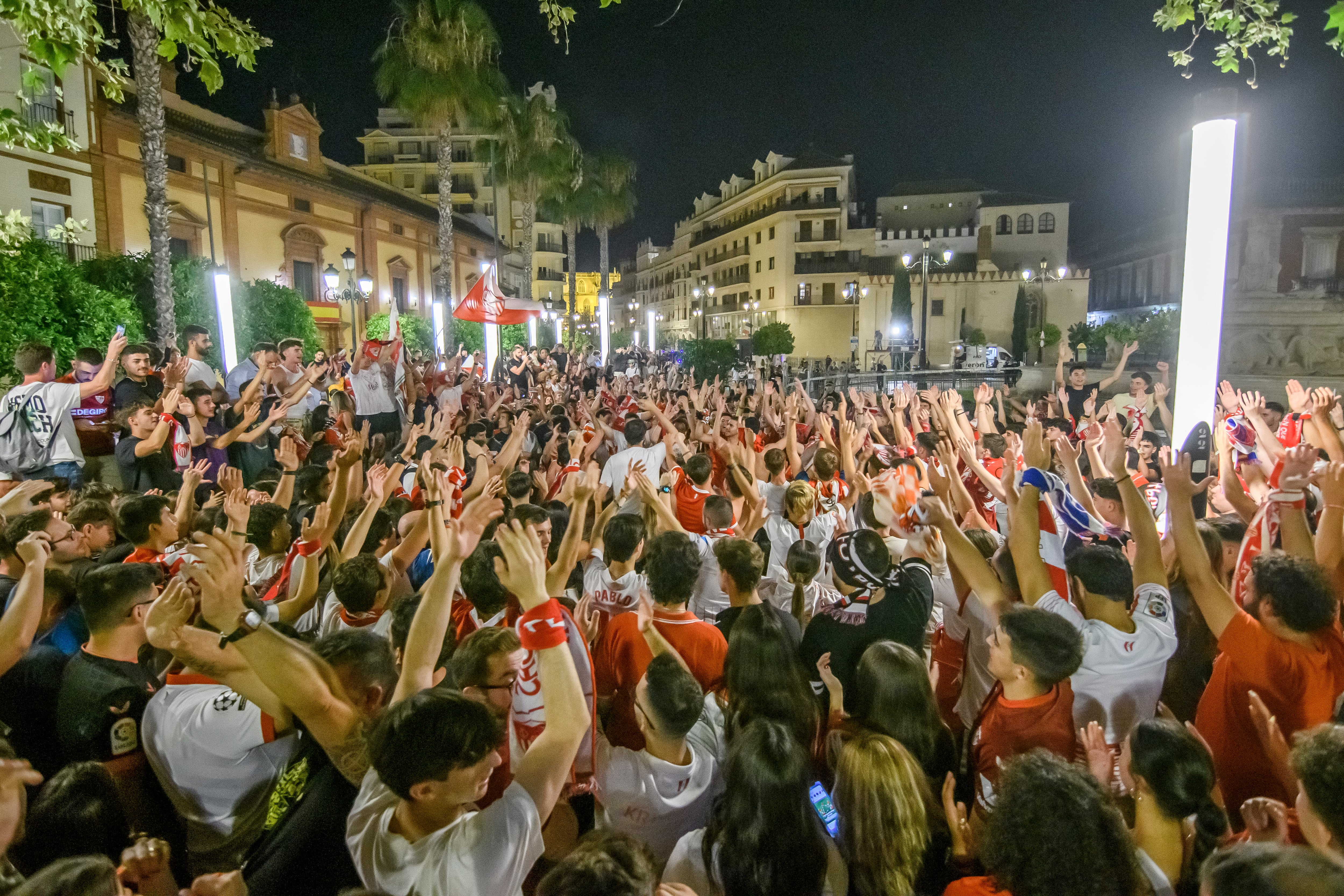 - Aficionados del Sevilla FC celebran en la Puerta de Jerez, en Sevilla, la victoria de su equipo en la final de la Liga Europa ante la Roma disputada esta noche en Budapest.