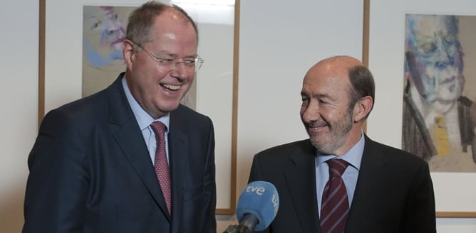 El secretario general del PSOE, Alfredo Pérez Rubalcaba, se ha reunido este miércoles con el candidato del SPD a la cancillería, Peer Steinbrück, en Berlín