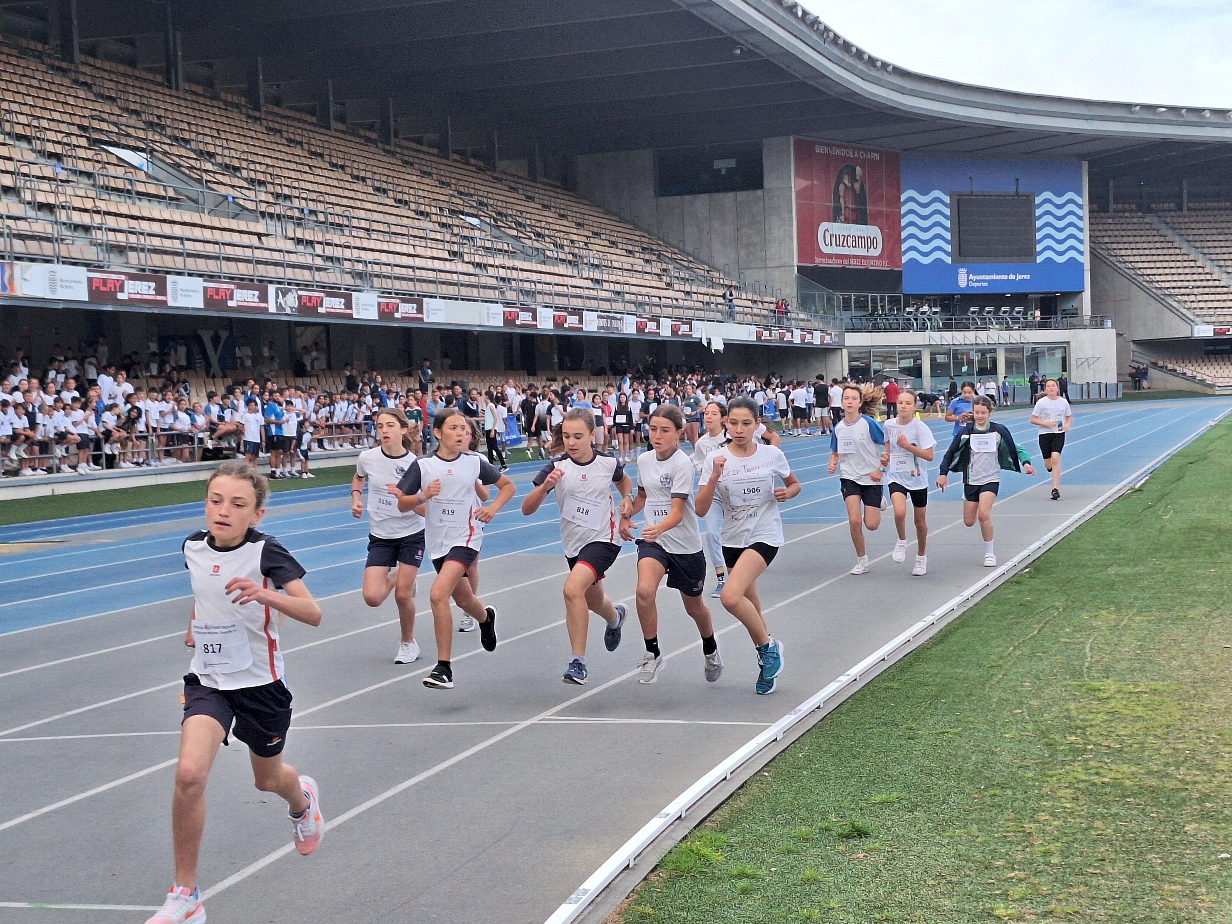 Alumnos participantes en la Reunión de Atletismo Escolar