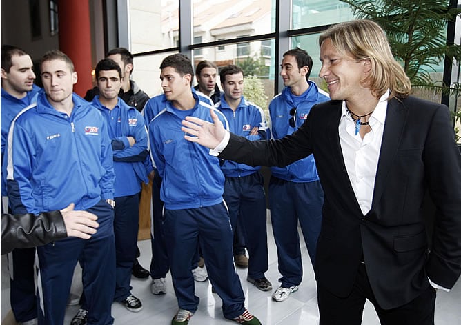 Michel Salgado con los jugador del Vigo Stick Mundial 2009