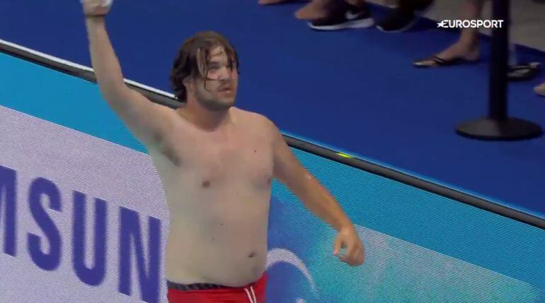 El socorrista portando el gorro que 'salvó'