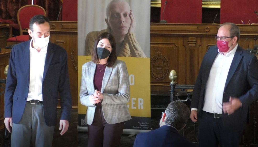 El alcalde de Elche, Carlos González, la condejala de sanidad, Mariola Galiana y Fermín Crespo, presidente de AECC