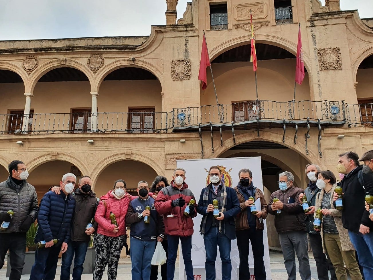 El Ayuntamiento de Lorca entrega los 300 litros de aceite procedente de los olivos municipales a diferentes colectivos sociales del municipio