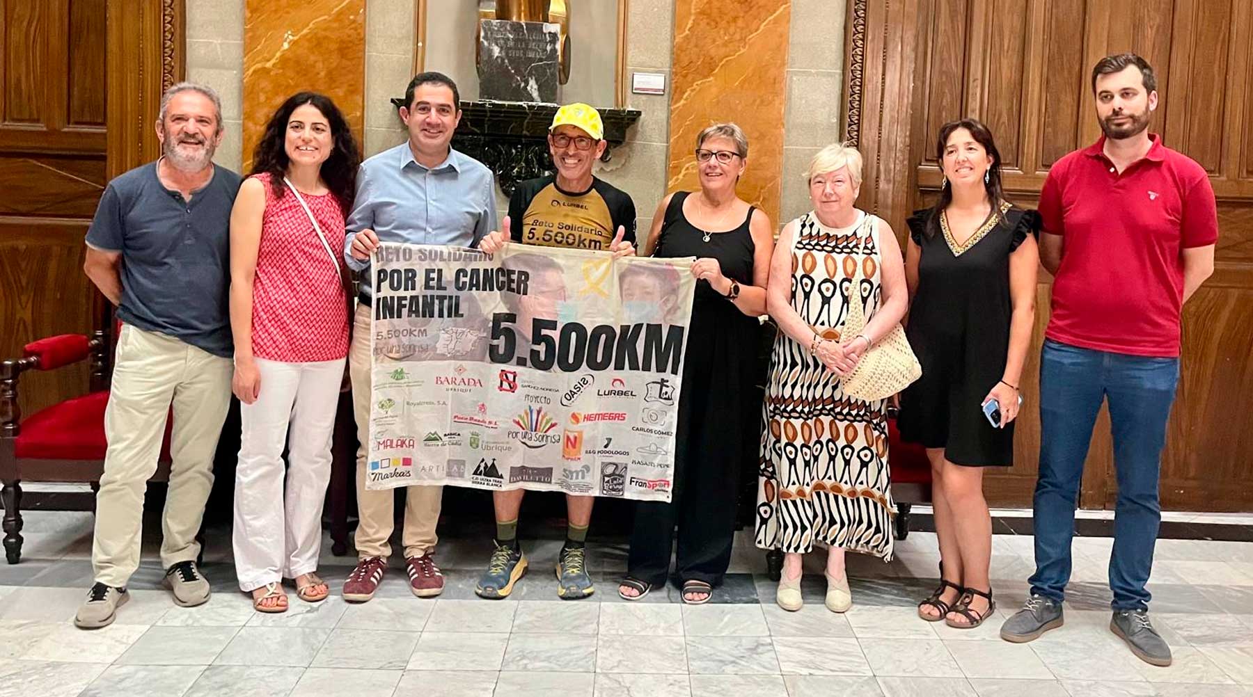 José Antonio Nieto, junto al alcalde, Toni Francés, representantes de los grupos municipales y de Solc y AECC