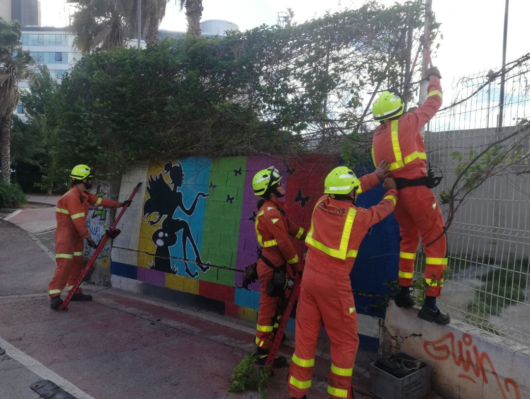 Bomberos apuntalan un muro caído por el viento en Burjassot