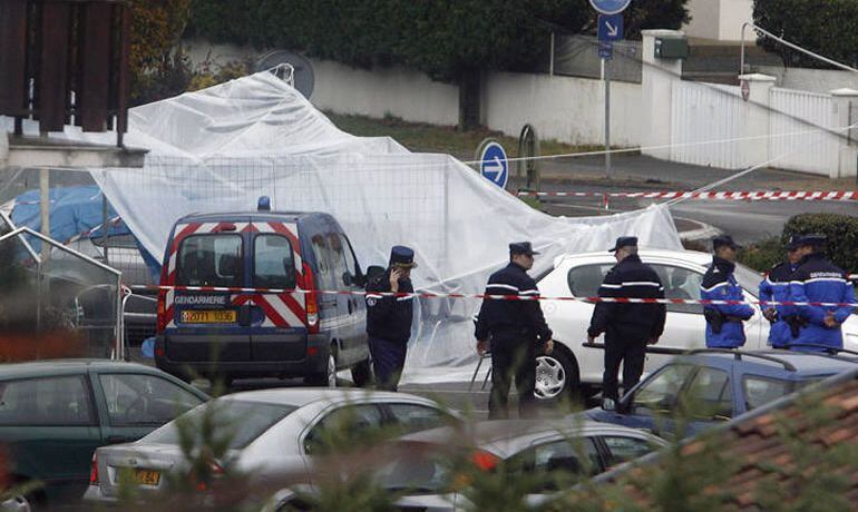 La Policía francesa el 1 de diciembre de 2007 en la zona acordonada donde fueron asesinados dos guardias civiles en Capbreton.