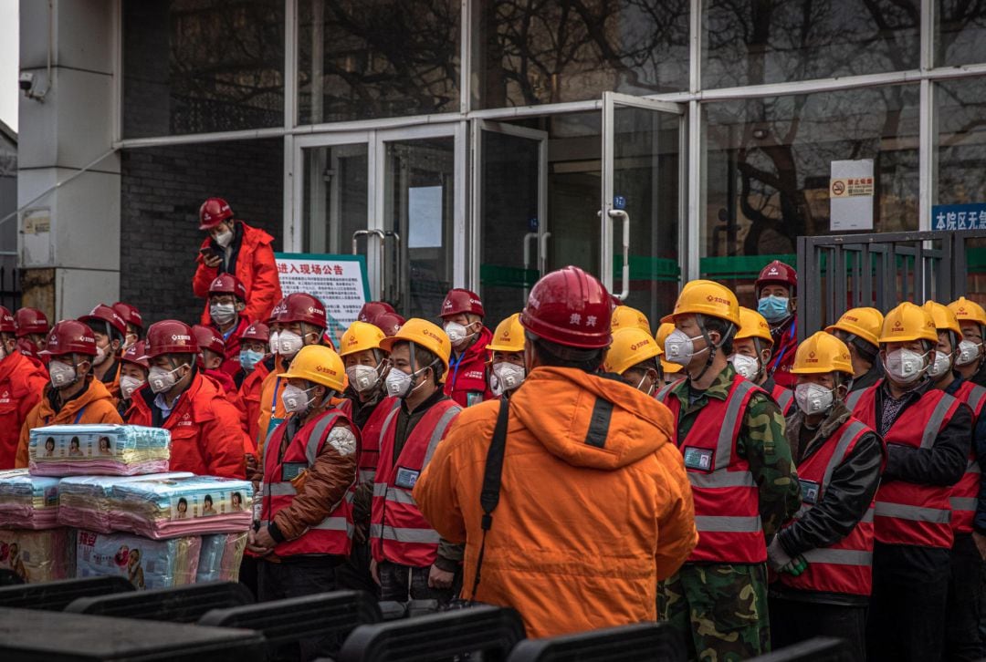 Trabajadores de la construcción en China con máscaras protectoras.