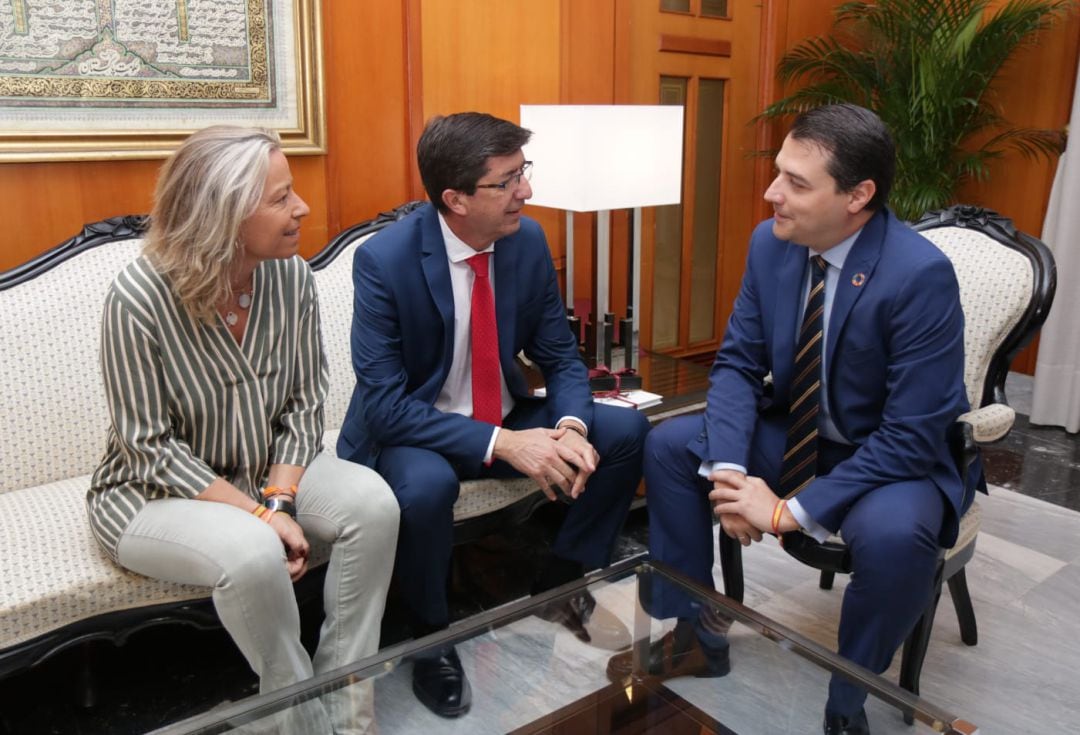 El vicepresidente de la Junta de Andalucía, Juan Marín, reunido con el alcalde, José María Bellido (PP) y la teniente de alcalde, Isabel Albás (Ciudadanos).