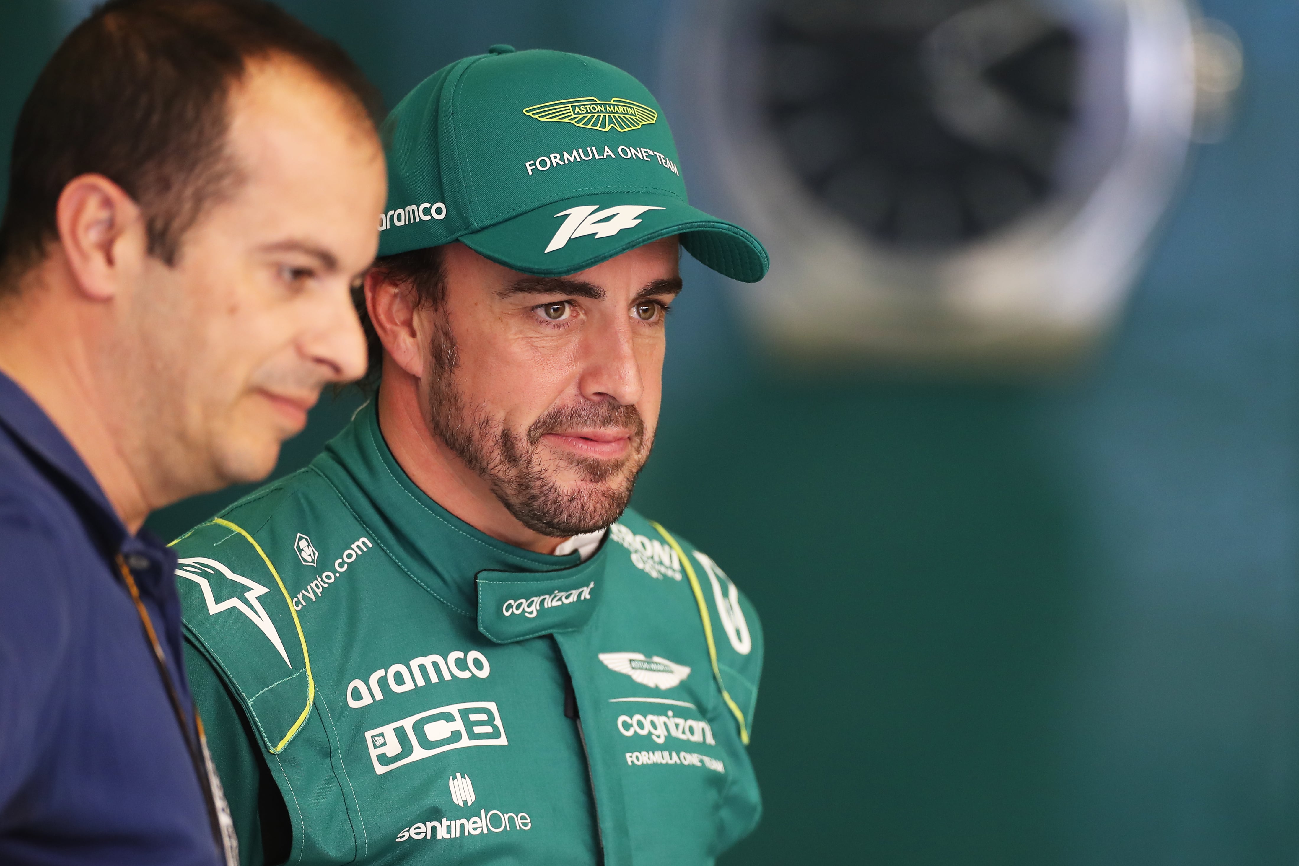 Fernando Alonso, con Aston Martin en los test de F1 en Bahrain. (Photo by Peter Fox/Getty Images)