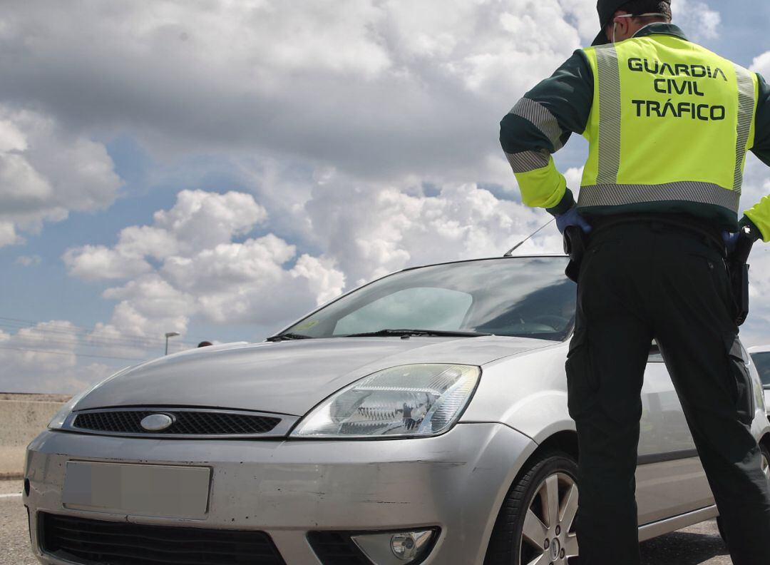 Un guardia civil da el alto a un vehículo