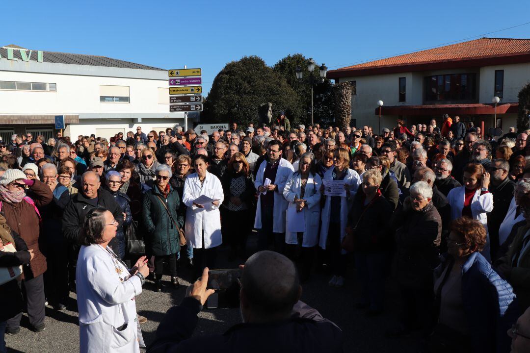 Protesta de sanitarios y vecinos delante del Centro de Salud de A Guarda. 