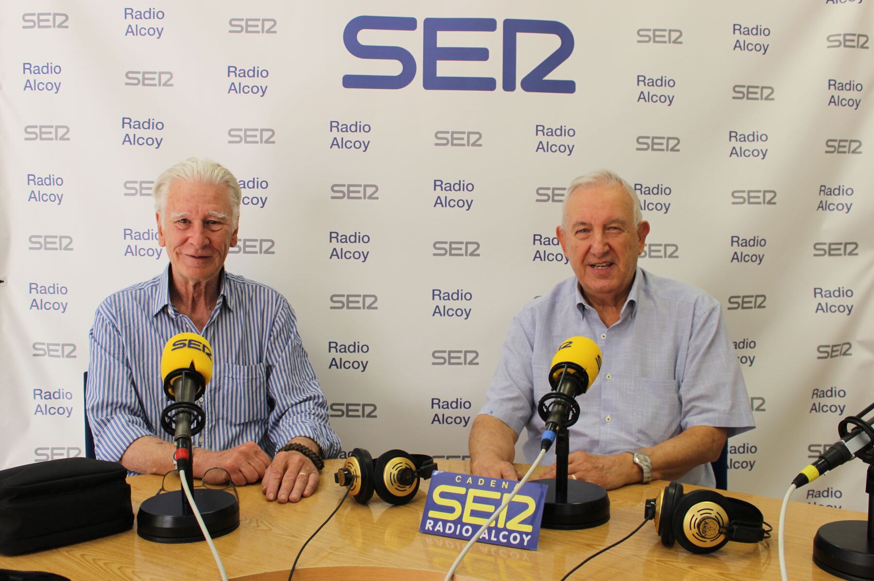 Santiago Llopis y Romualdo Corderch, en el estudio central de Radio Alcoy