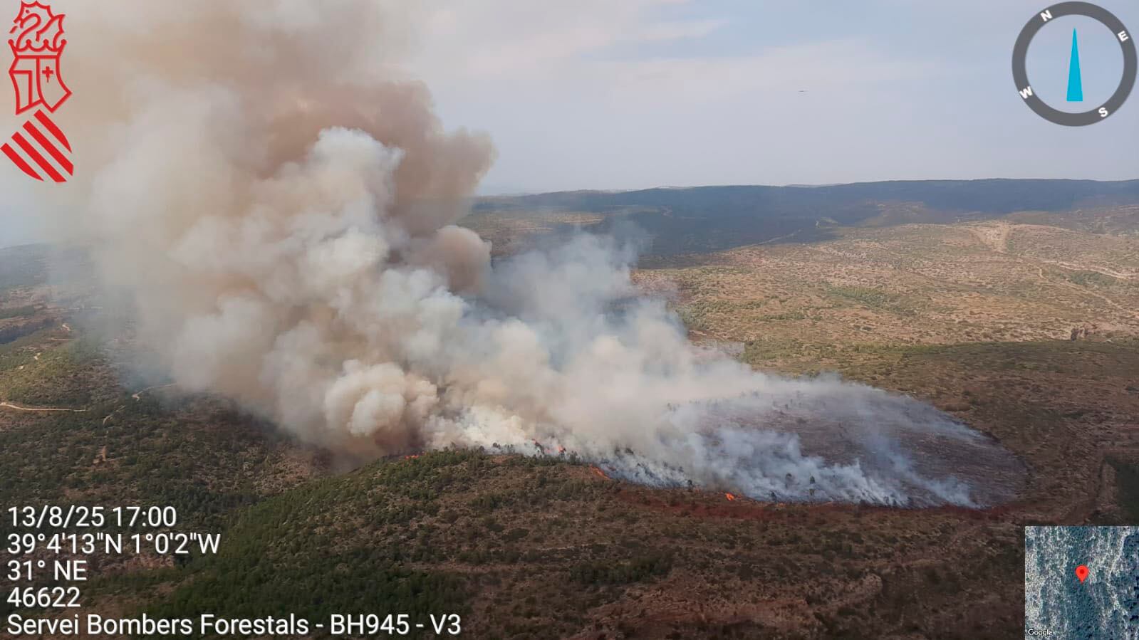 Vista del incendio forestal declarado en Teresa de Cofrentes y que ha provocado el desalojo de dos pedanías.
