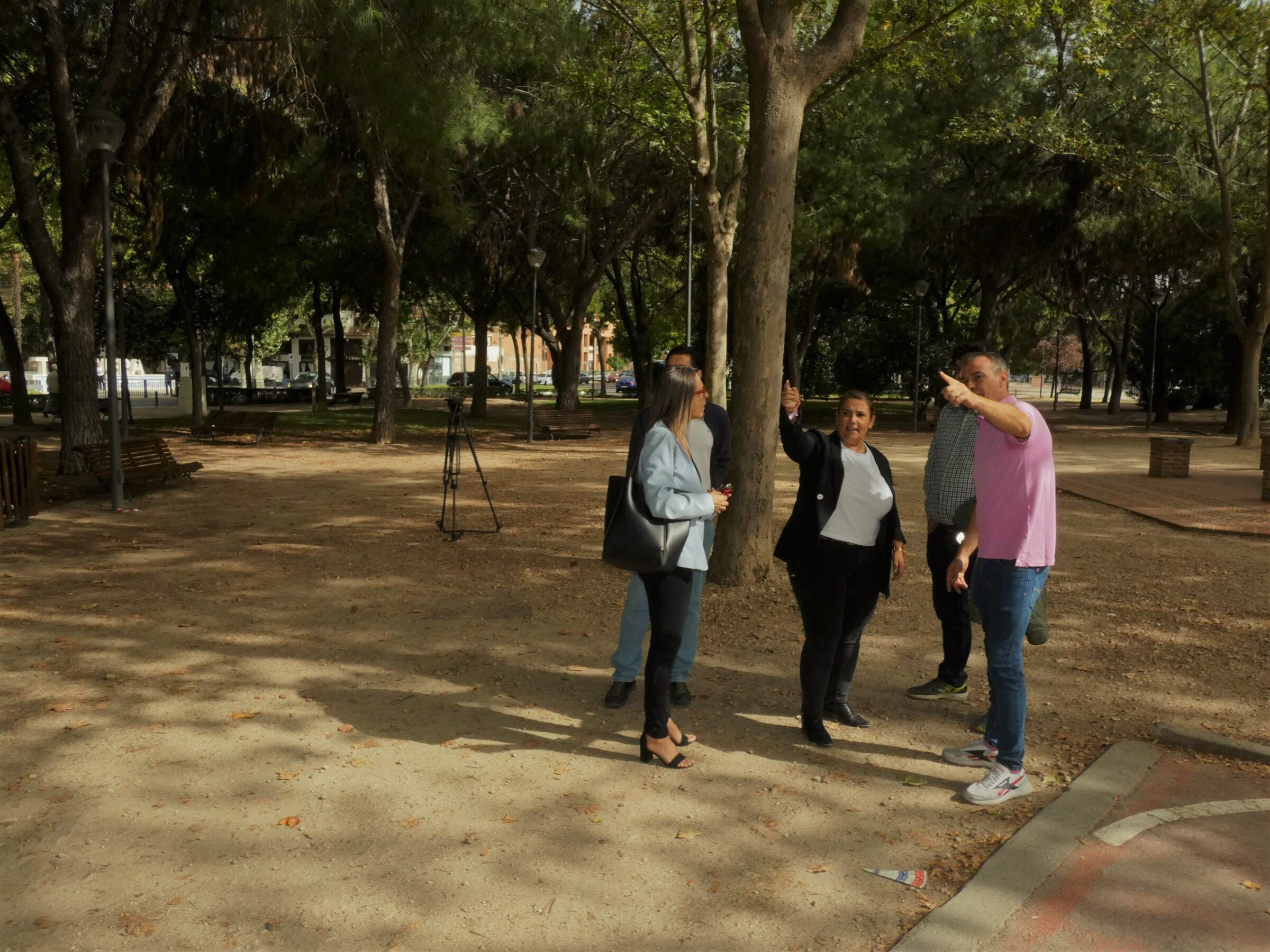 La alcaldesa, Tita García Élez, visitando el parque de La Alameda