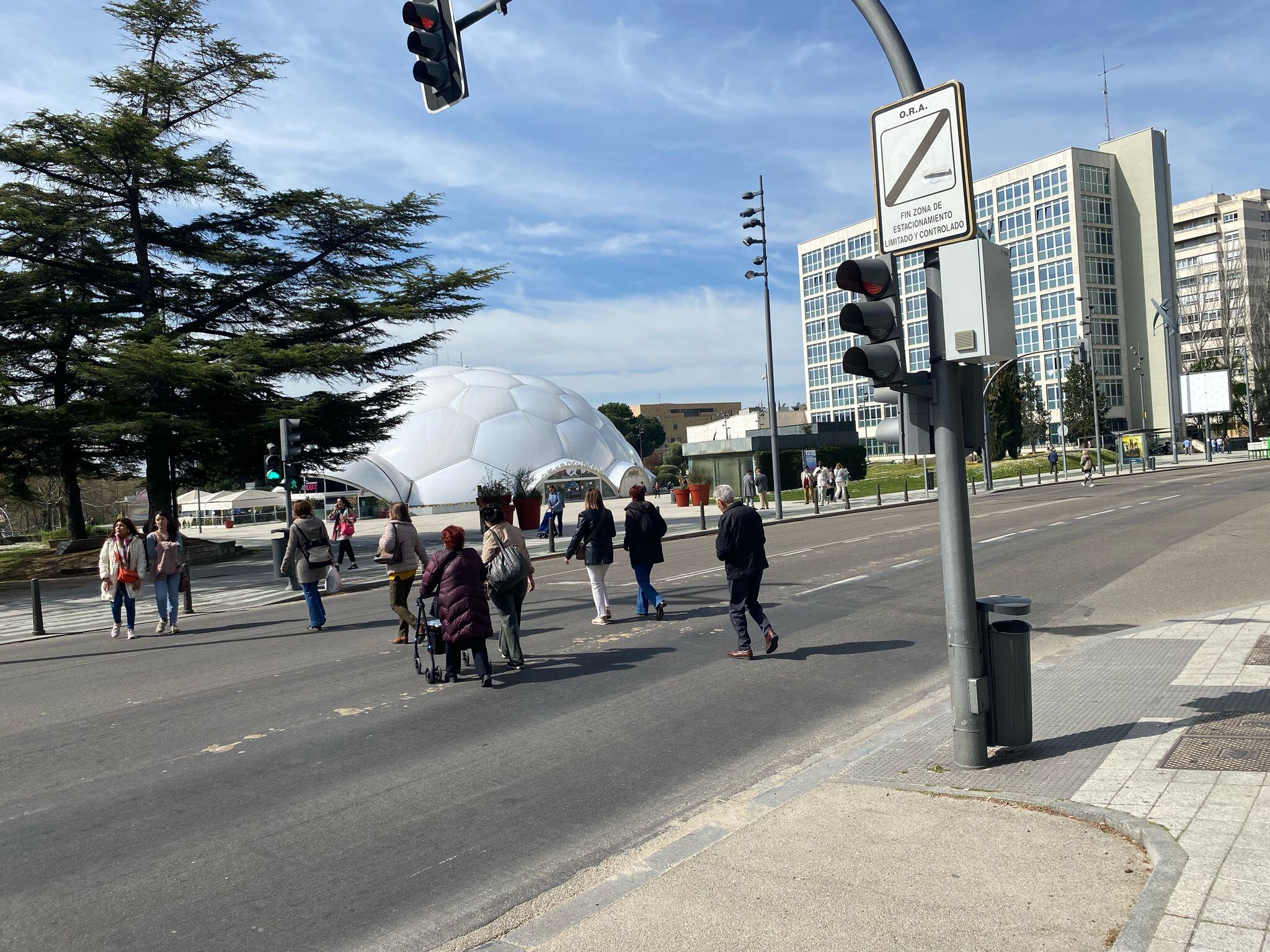 Pasos de cebra sin señalizar en la Cúpula del Milenio, en Valladolid