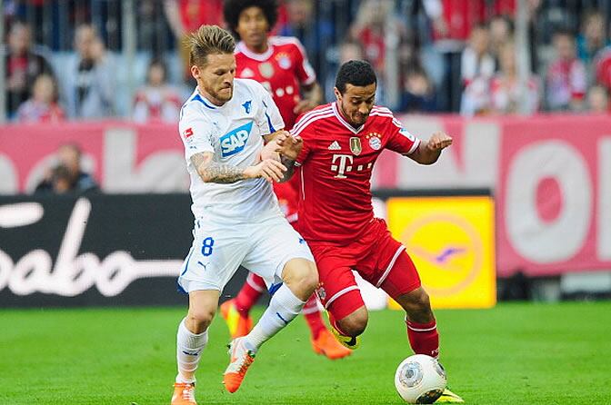 Thiago Alcántara pugna por la pelota con Eugen Polanski, del Hoffenheim