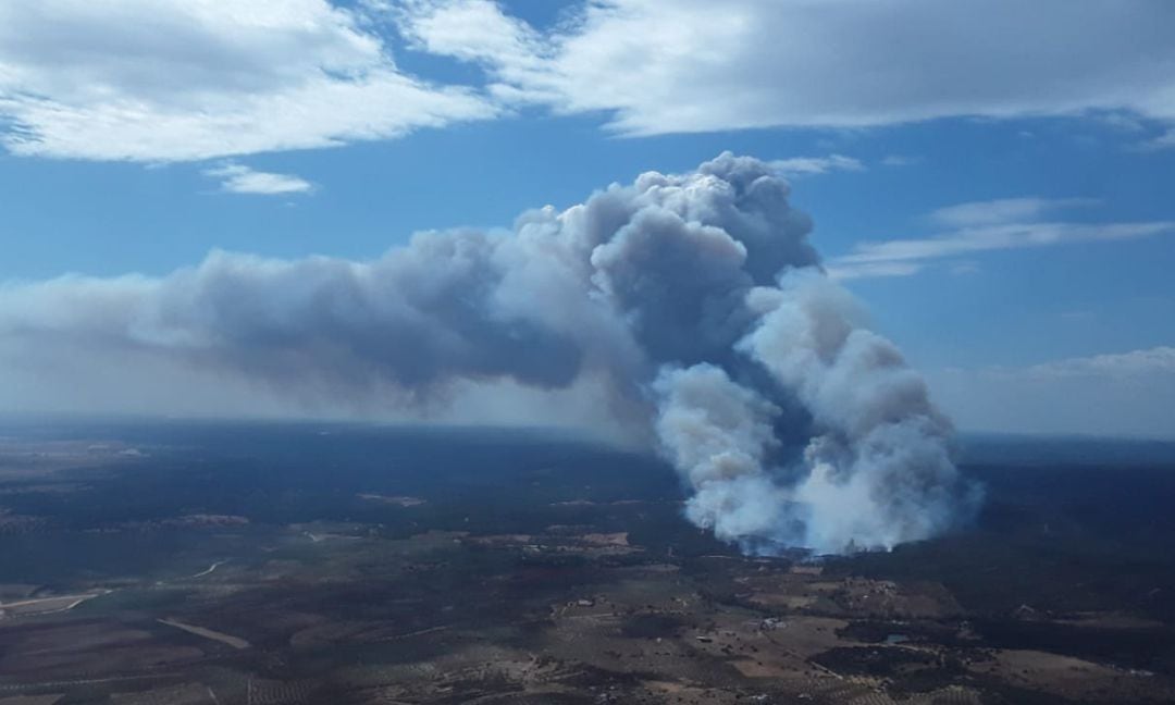 Imagen aérea del incendio originado en Paterna del Campo 