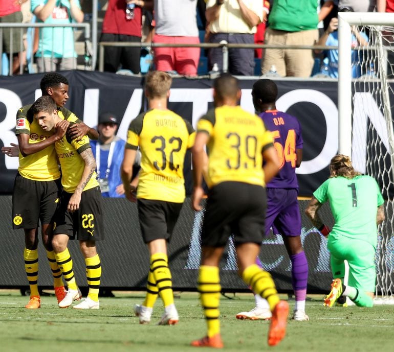 Pulisic celebrando uno de sus goles ante el Liverpool