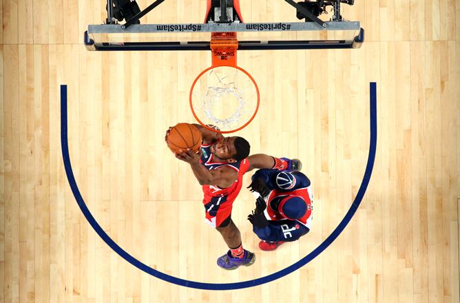 John Wall machaca por encima de la mascota de los Wizards.
