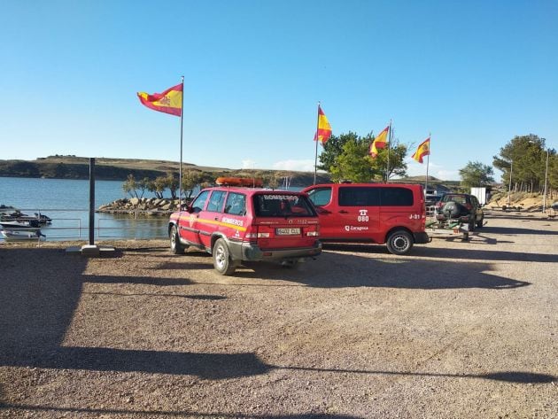 Los bomberos de la capital aragonesa han acudido al embalse de Mequinenza con personal de la Unidad de Buceadores y Unidad Canina