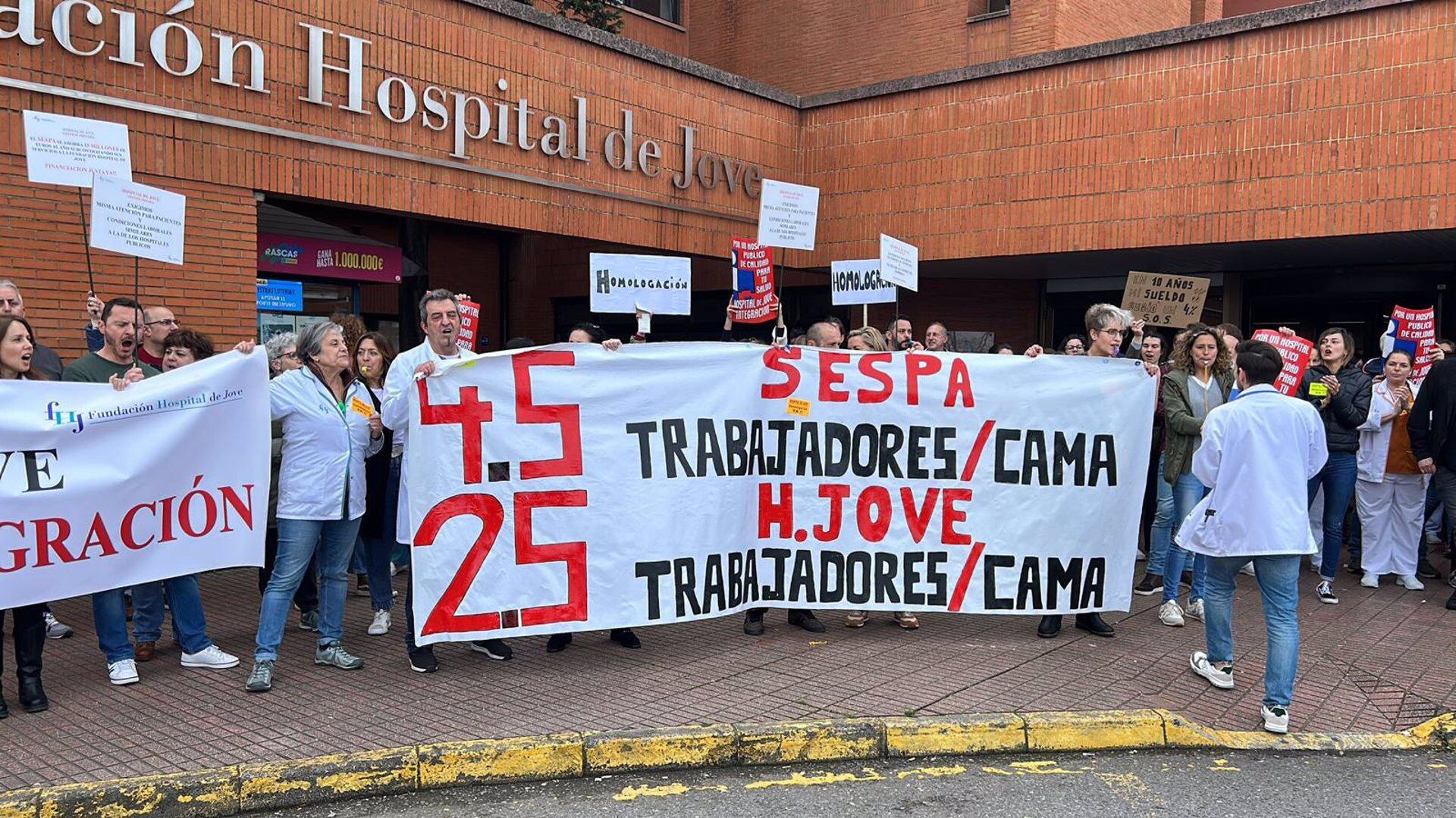 Trabajadores del Hospital de Jove protestan ante la falta de acuerdo sobre el convenio colectivo.