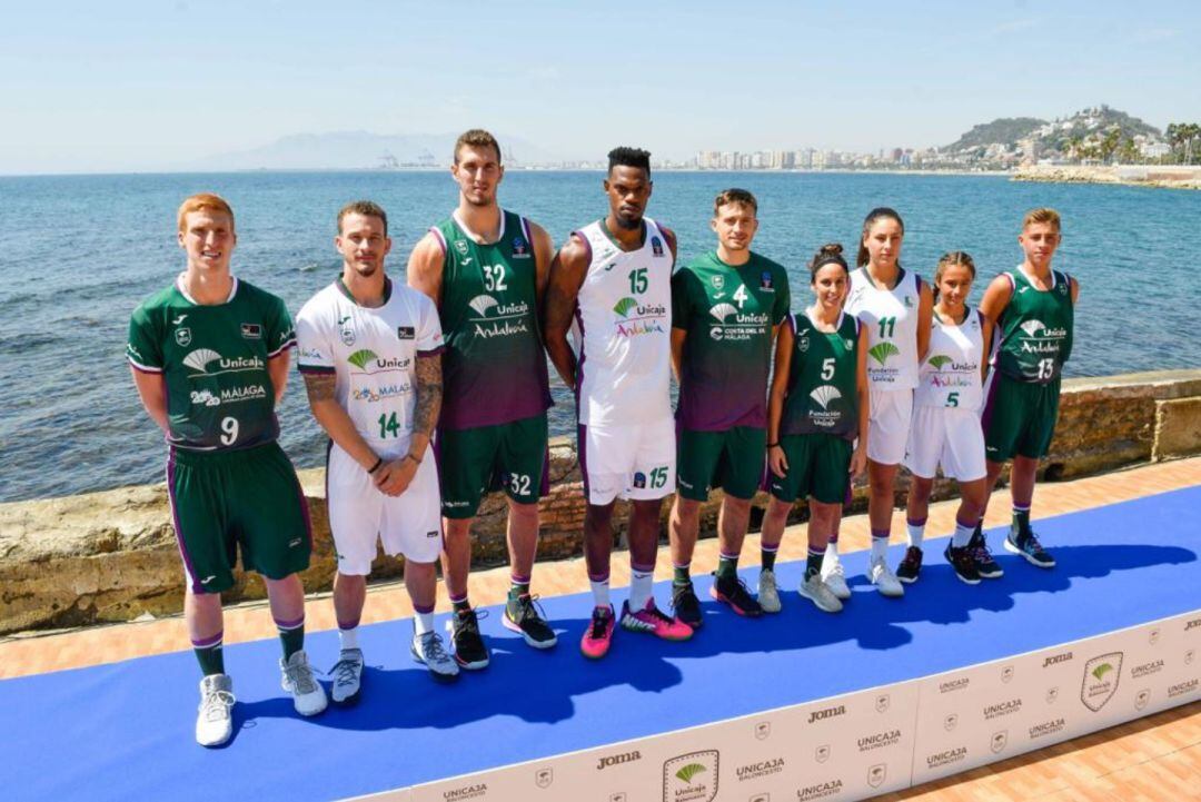 Miembros del CB Unicaja posan en los Baños del Carmen con las nuevas camisetas