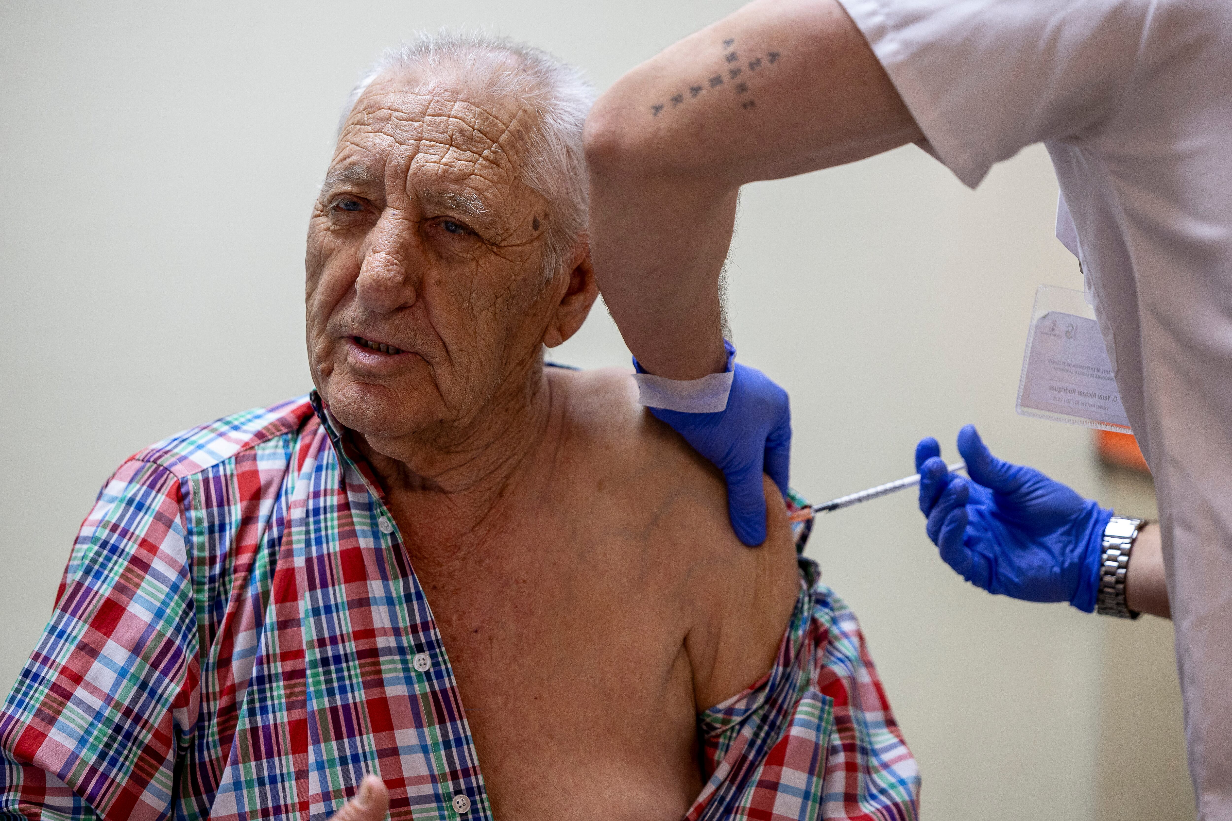 Una sanitaria vacuna a un hombre en Toledo.