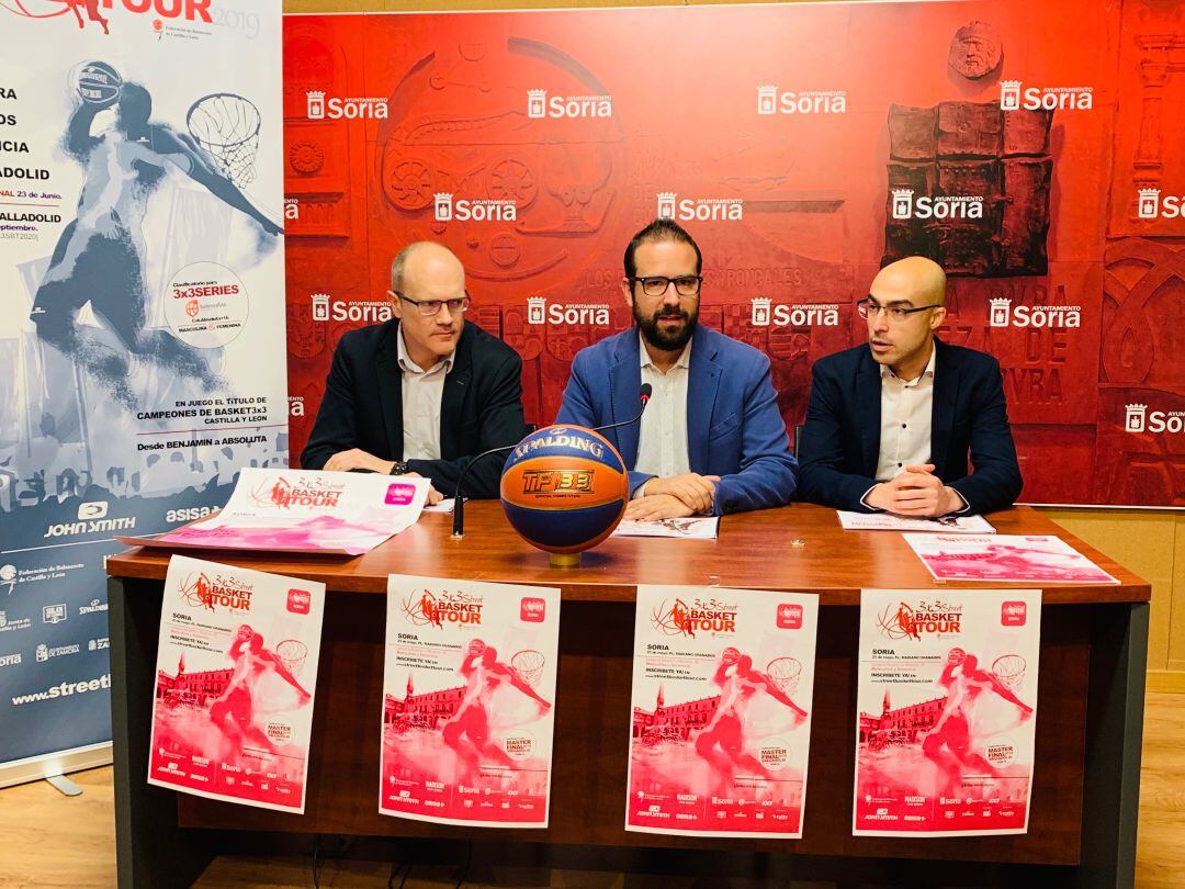 José Alberto Martín Manjarrés, Ángel Hernández y Alejandro Calvo, durante la presentación del torneo.