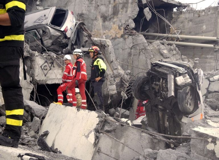 Trabajadores de la Cruz Roja de Italia buscan desaparecidos entre los escombros del puente Morandi en Génova, Italia.