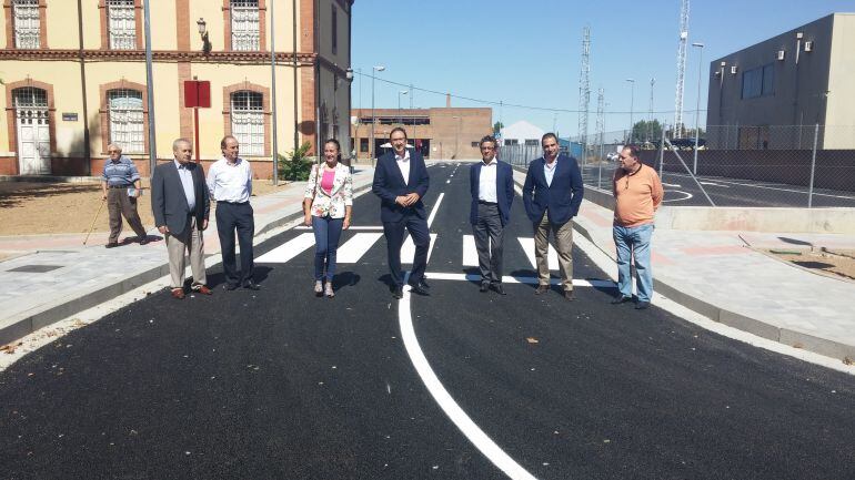El Alcalde (en el centro) ha visitado esta mañana la nueva calle. 