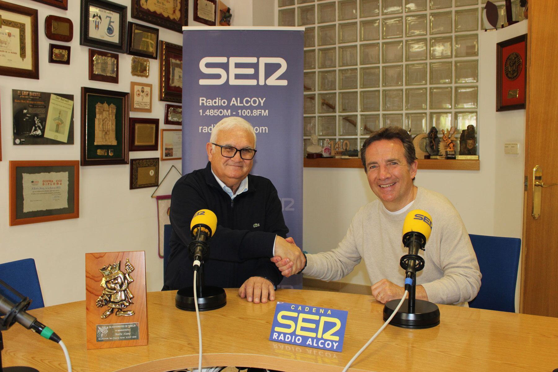 El director de Radio Alcoy, Juan Jordá, y el alma mater de Tesalín, Jordi Ponsoda