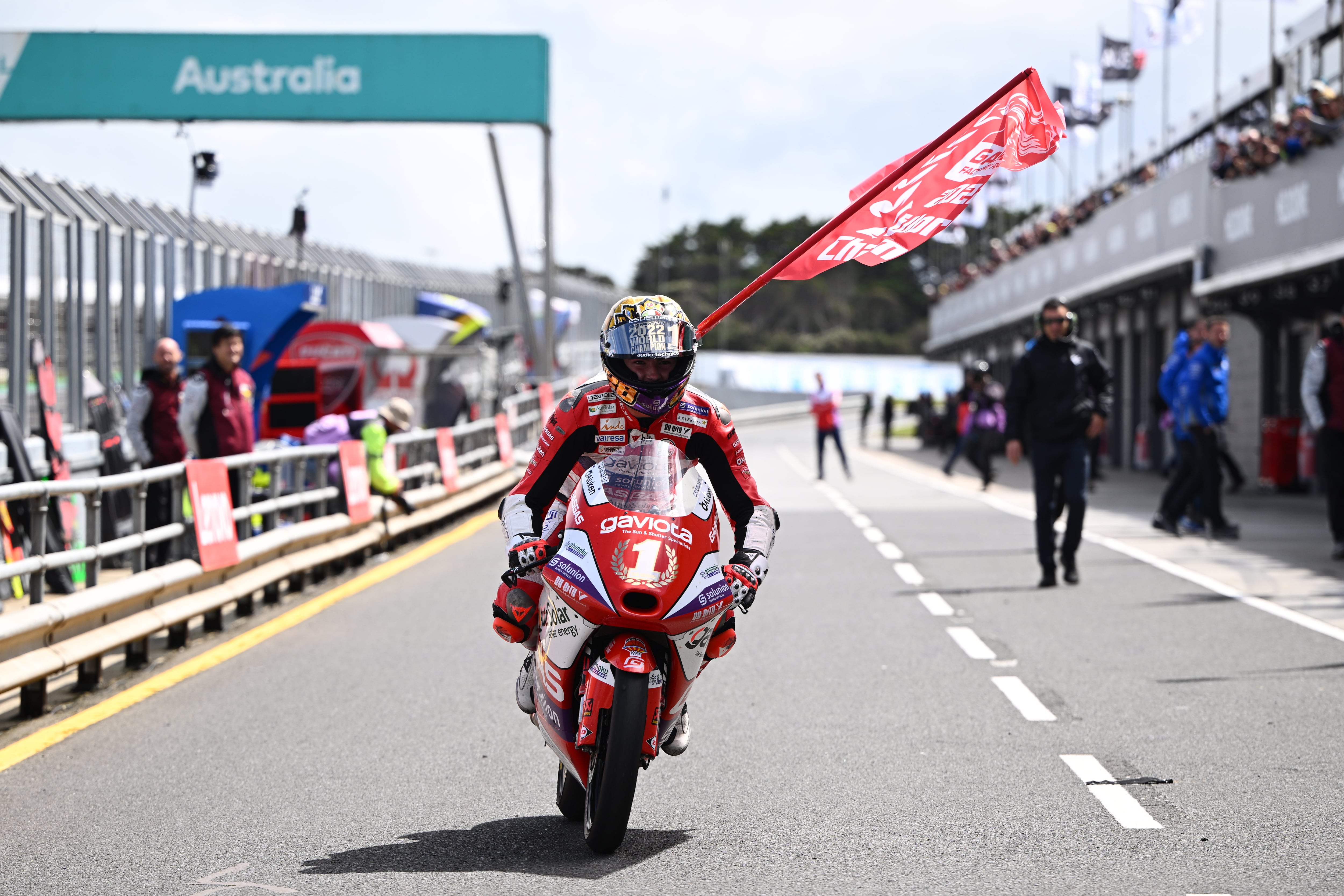 Phillip Island (Australia), 15/10/2022.- Izan Guevara es el nuevo campeón del mundo de Moto 3. (Motociclismo, Ciclismo, España) EFE/EPA/JOEL CARRETT AUSTRALIA AND NEW ZEALAND OUT