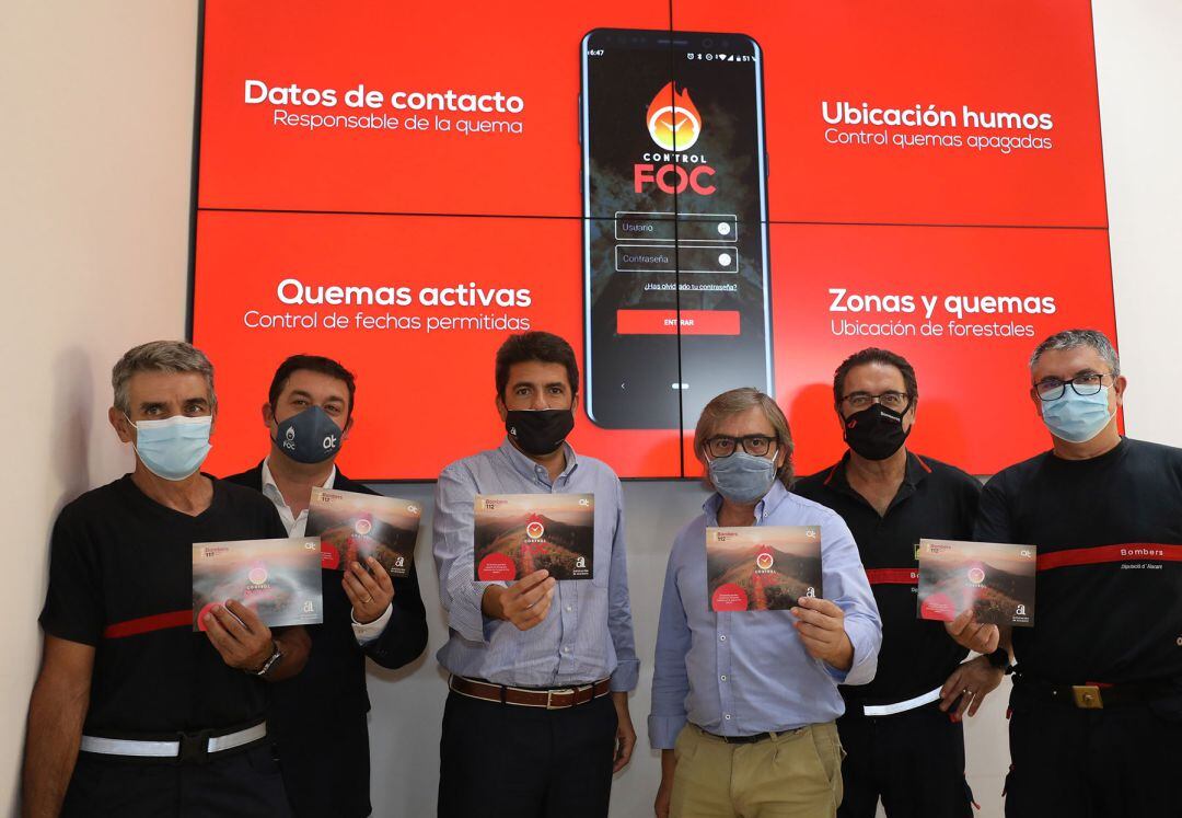 Carlos Mazón y Javier Sendra, en el centro de la imagen, durante la presentación de la aplicación Control Foc