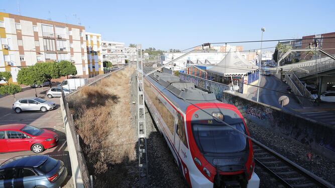 Un tren a su paso por Dos Hermanas