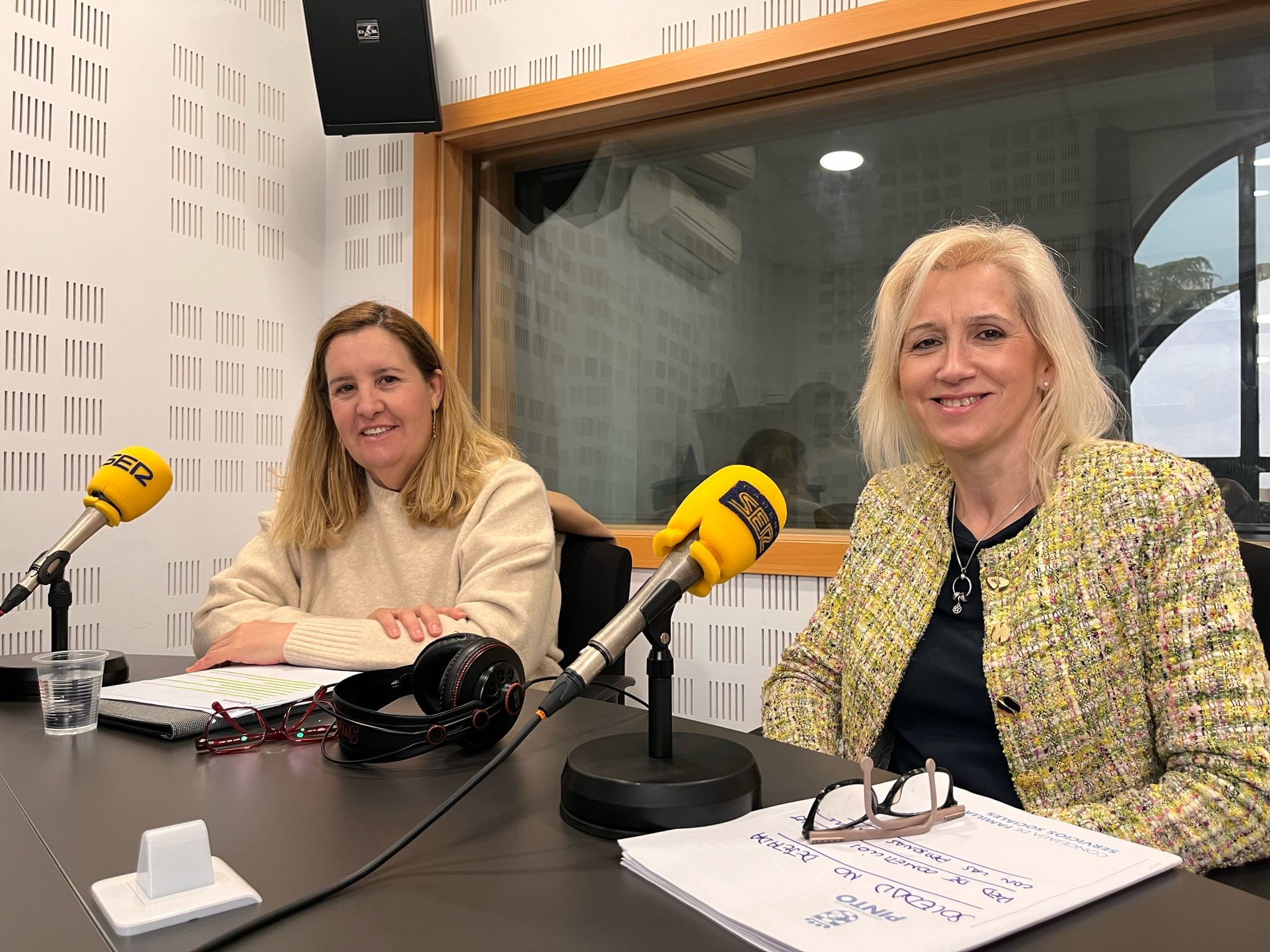 María Jesús Castro (d), concejala de Familia, y Maite Arias, directora de servicios sociales del consistorio pinteño