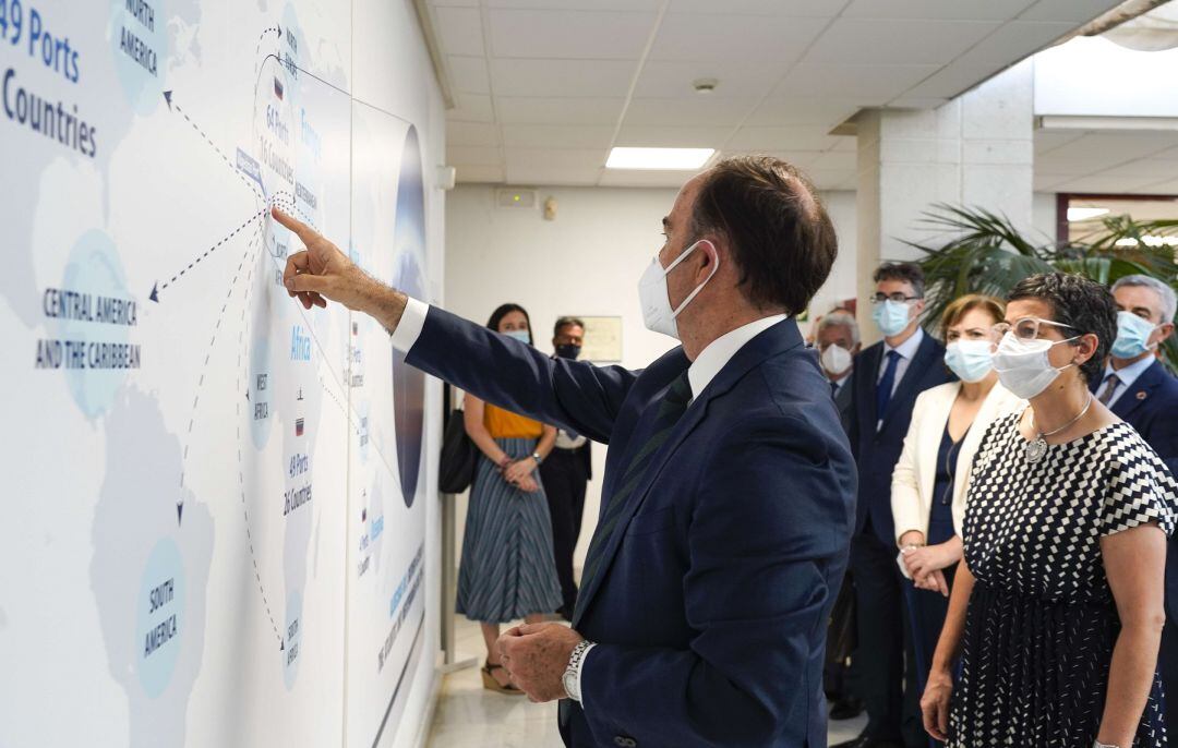 Landaluce durante la visita de González Laya.